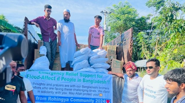 ত্রাণ নিয়ে বন্যার্তদের পাশে রোহিঙ্গারা